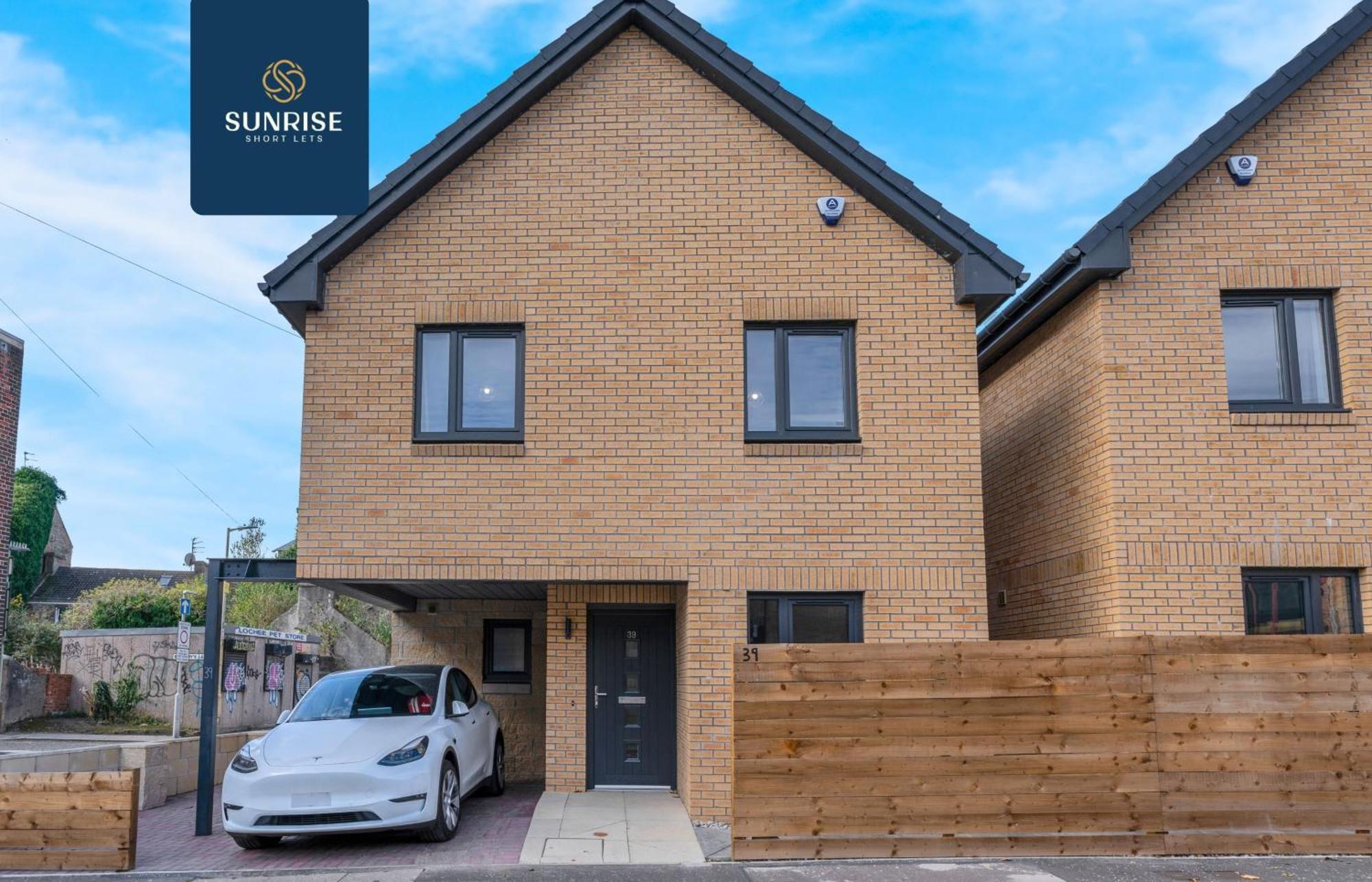 L2 - Stunning 4 Bed House With 6 Beds And 3 Bathrooms, Tvs In Each Room, Free Parking, Fully Equipped, Local Amenities, Easy Ring Road Access, Special Rates Ask Sunrise Short Lets Dundee Exterior foto